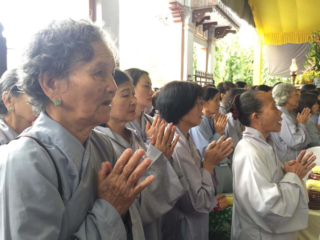 nhung hinh anh dep trong ngay le vu lan tai co do hue