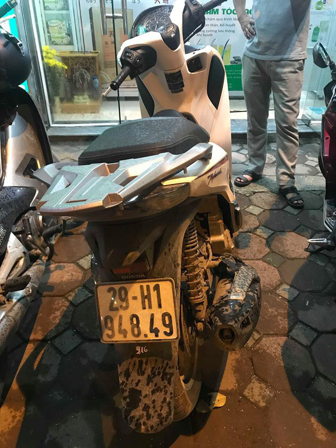 ha noi phat hien thi the nam thanh nien chet ben bo song tay cam bom kim tiem