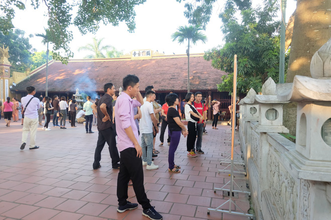 anh rua bi duc lo tren mai de troi buoc bay ban nham phuc vu nhu cau nguoi dan mua phong sinh mua vu lan