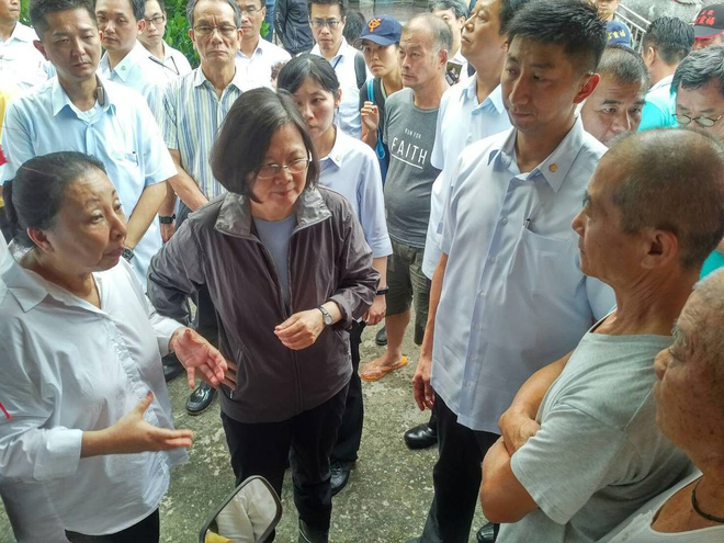 ngoi xe boc thep tuoi cuoi voi nguoi dan vung lu ba thai anh van bi la o xuong xe ngay
