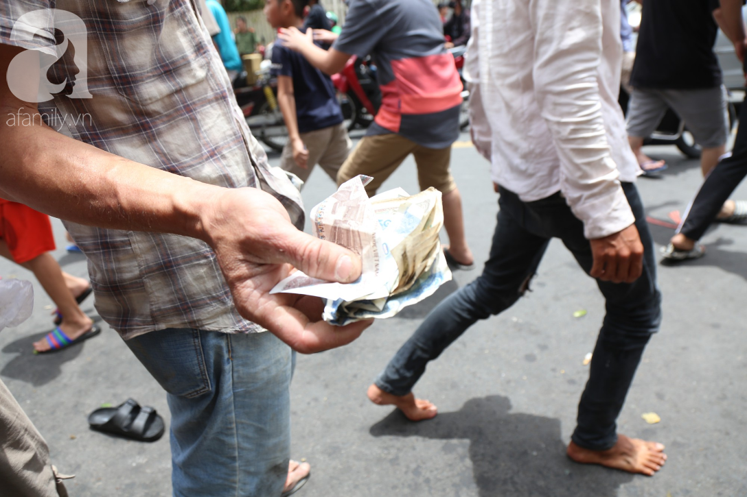 hang tram thanh nien bat chap nguy hiem leo tuong chen nhau de giat do cung co hon o sai gon