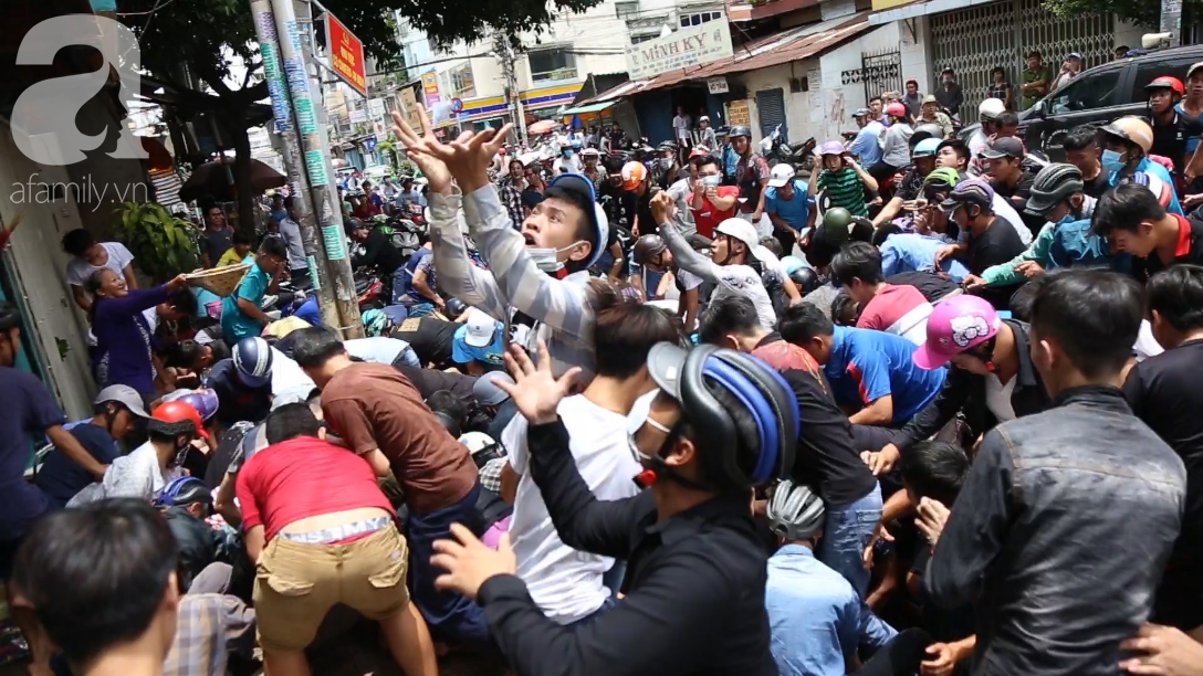 hang tram thanh nien bat chap nguy hiem leo tuong chen nhau de giat do cung co hon o sai gon