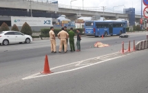 tphcm chay vao lan o to voi toc do nhanh nam thanh nien bi xe container can tu vong