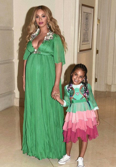 cuoc song sieu giau khong the tuong tuong cua beyonce mua ca hon dao giua bien de nghi ngoi