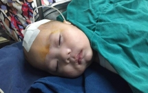 dut ngon tay so cuu tre co giat hinh anh dep nhung dung bat chuoc