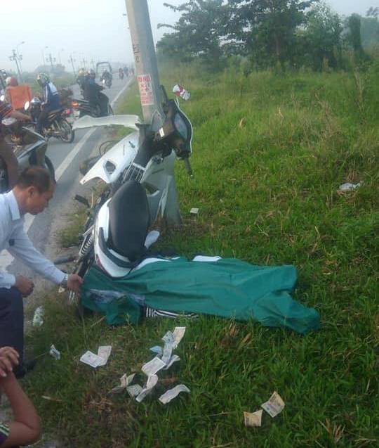 ha noi nam thanh nien dieu khien xe may tu dam vao cot dien tu vong