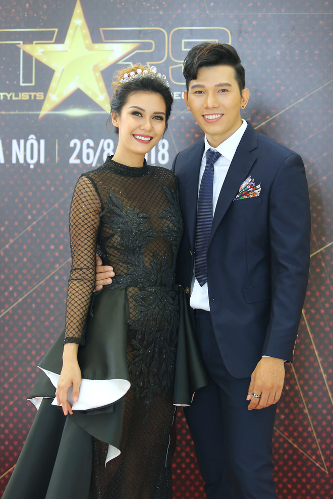 nam vuong ngoc tinh duoc khen dep doi khi xuat hien cung hoa hau trai dat angelia ong