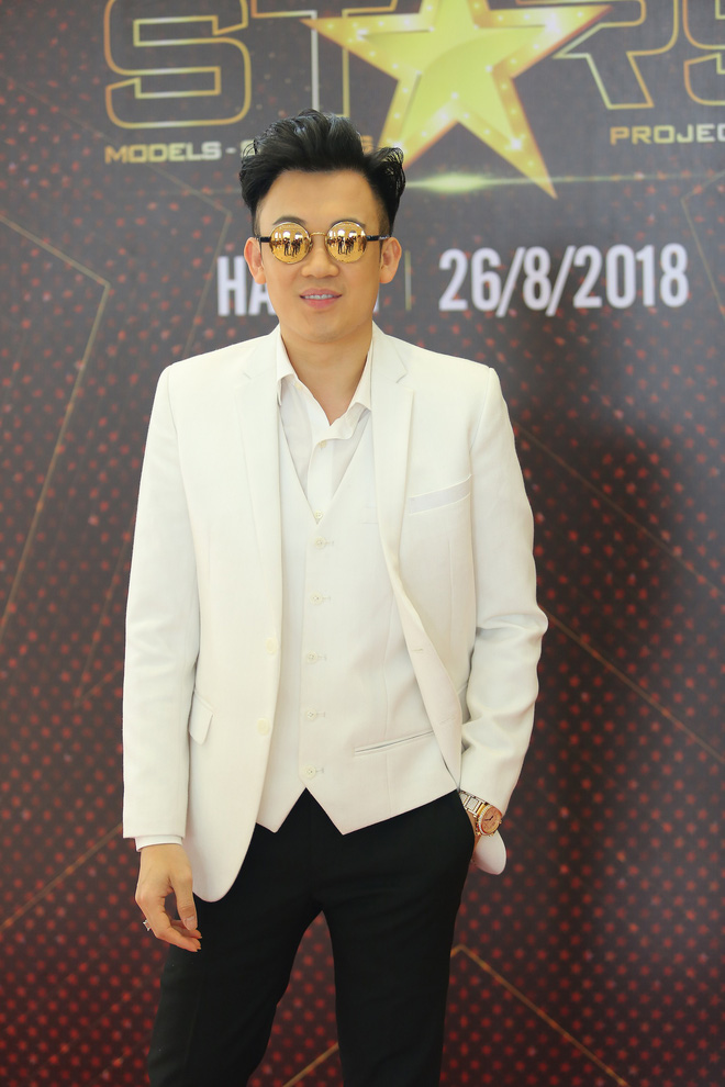 nam vuong ngoc tinh duoc khen dep doi khi xuat hien cung hoa hau trai dat angelia ong