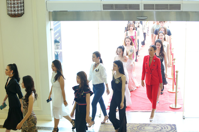 nam vuong ngoc tinh duoc khen dep doi khi xuat hien cung hoa hau trai dat angelia ong