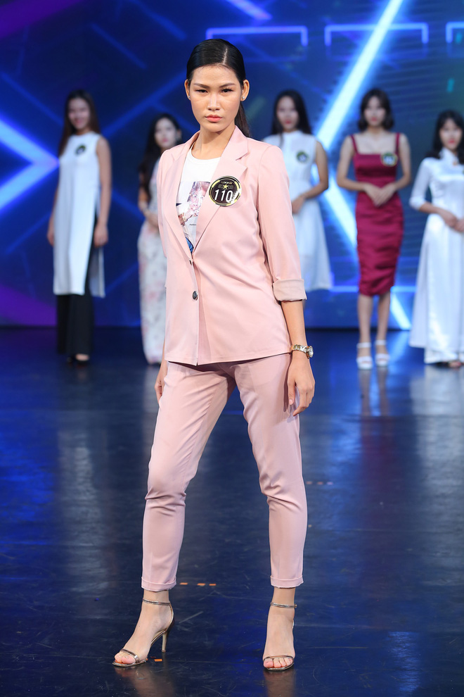 nam vuong ngoc tinh duoc khen dep doi khi xuat hien cung hoa hau trai dat angelia ong