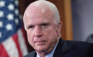 cnn mai danh golf ong trump khong duyet thong cao nha trang goi ong mccain la anh hung