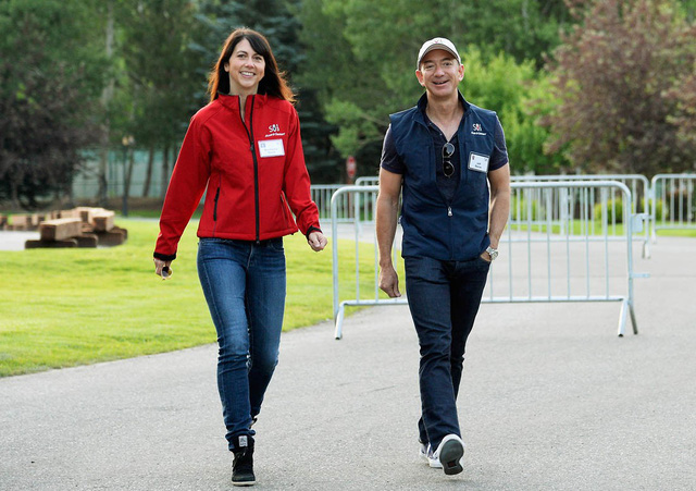jeff bezos da dua amazon tro thanh nha ban le hang dau the gioi nhu the nao