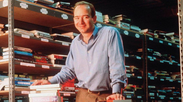 jeff bezos da dua amazon tro thanh nha ban le hang dau the gioi nhu the nao