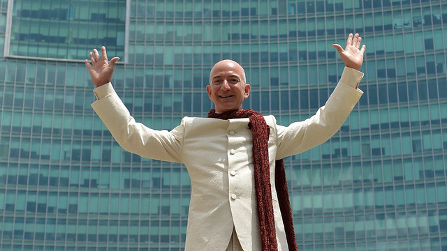 jeff bezos da dua amazon tro thanh nha ban le hang dau the gioi nhu the nao