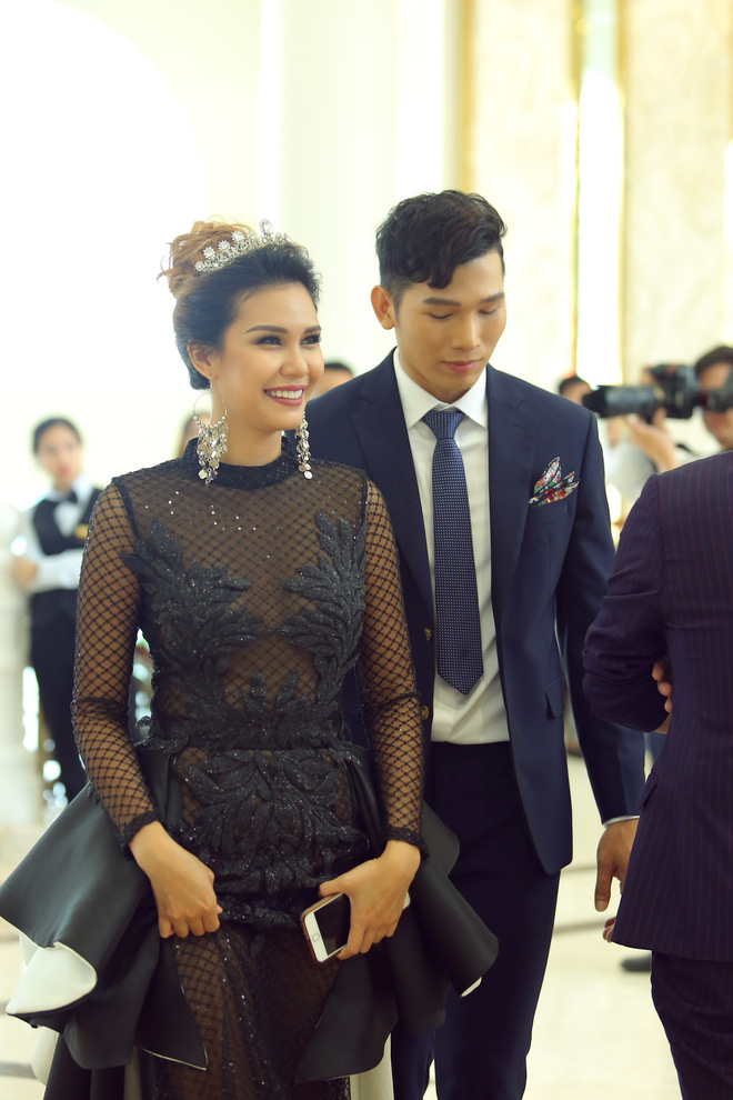 hoa hau trai dat angelia ong dep long lay nho trang phuc cua ntk viet