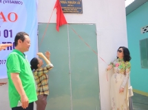 vesamo trao 7000 usd cho nan nhan chat doc da cam tinh binh dinh