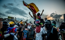 Vì đâu Venezuela lâm cảnh siêu lạm phát hàng chục nghìn % mỗi tháng, người dân bới rác tìm thức ăn, thịt ôi thiu cũng cháy hàng?