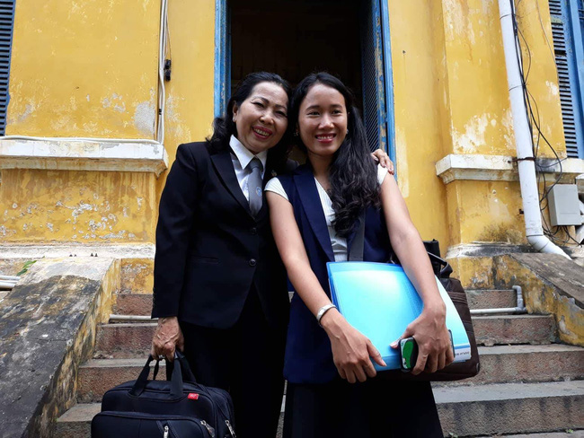 vu nguoi me mot minh sang phap doi quyen nuoi con bac khang cao cua nguoi chong ngoai quoc trao be gai 4 tuoi cho me