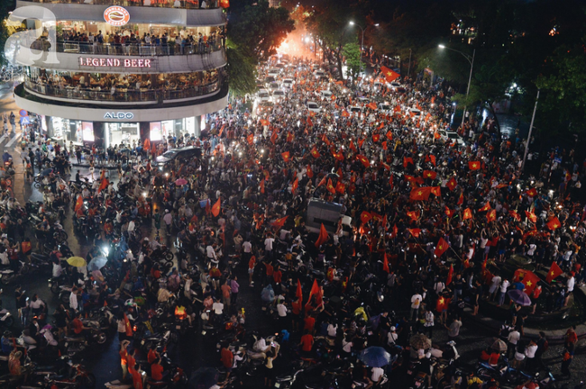 olympic viet nam thua han quoc hang nghin nguoi van do ve ho guom di bao trong tu hao