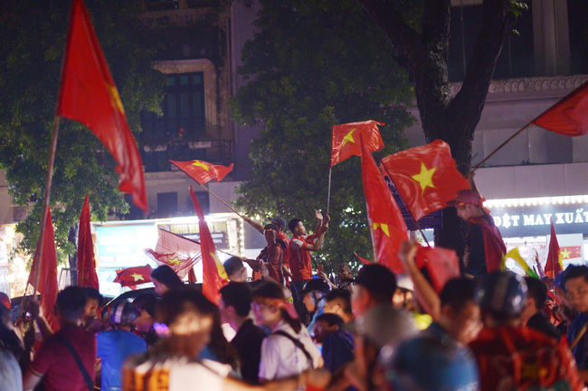 olympic viet nam thua han quoc hang nghin nguoi van do ve ho guom di bao trong tu hao