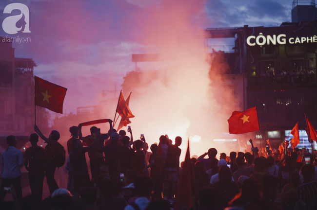 olympic viet nam thua han quoc hang nghin nguoi van do ve ho guom di bao trong tu hao