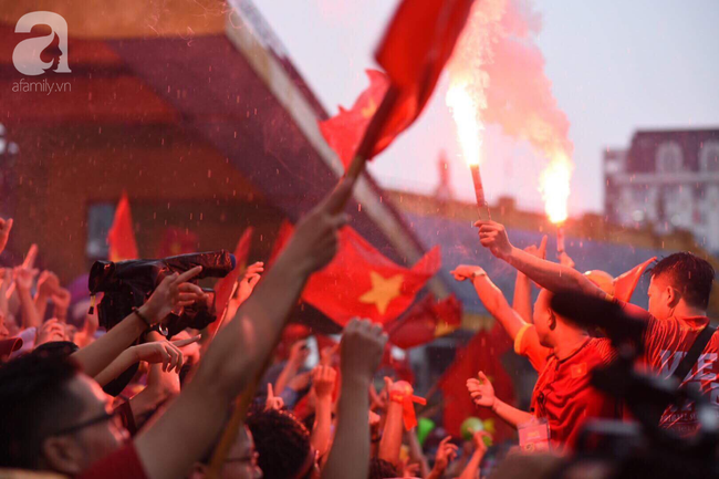 olympic viet nam thua han quoc hang nghin nguoi van do ve ho guom di bao trong tu hao