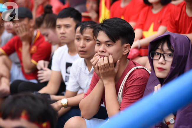 olympic viet nam thua han quoc hang nghin nguoi van do ve ho guom di bao trong tu hao