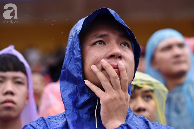 olympic viet nam thua han quoc hang nghin nguoi van do ve ho guom di bao trong tu hao