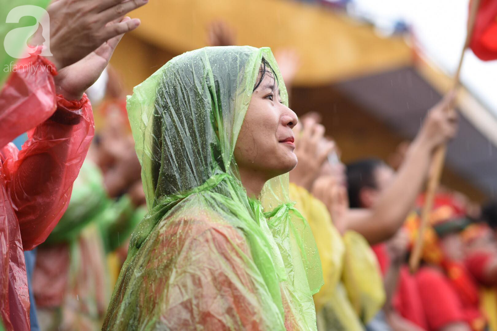 olympic viet nam thua han quoc hang nghin nguoi van do ve ho guom di bao trong tu hao