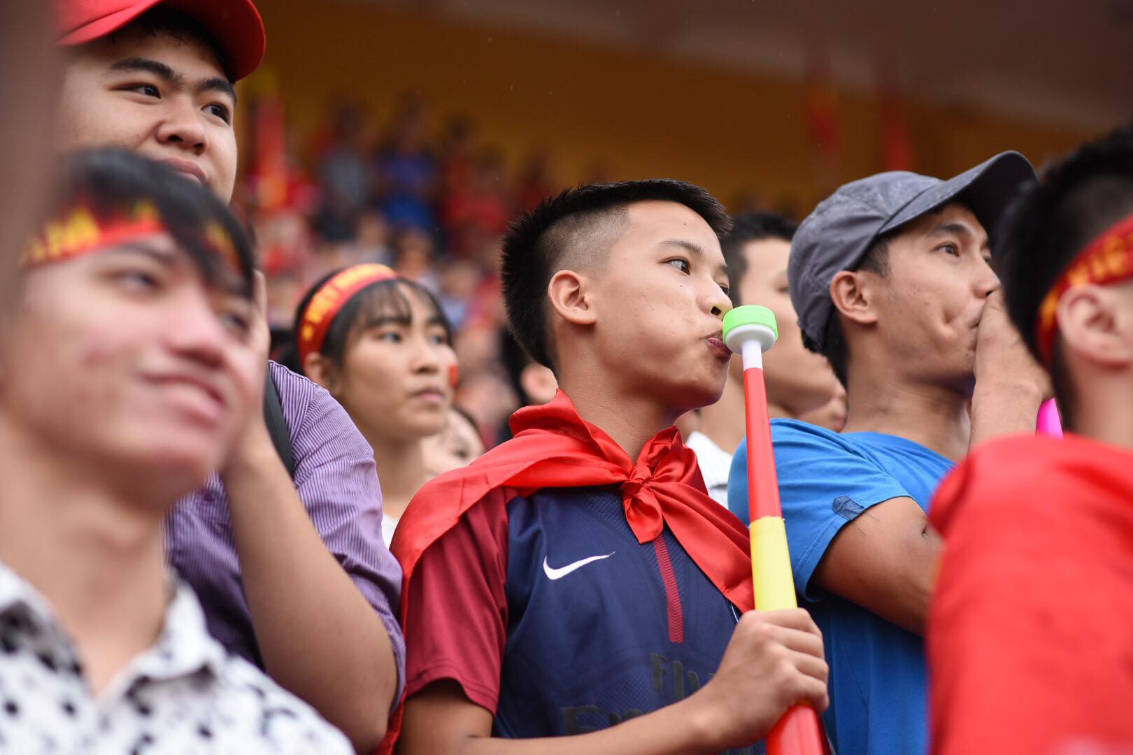 olympic viet nam thua han quoc hang nghin nguoi van do ve ho guom di bao trong tu hao