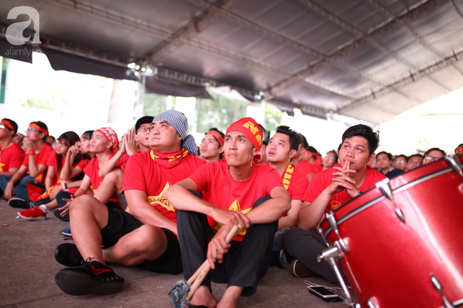 olympic viet nam thua han quoc hang nghin nguoi van do ve ho guom di bao trong tu hao