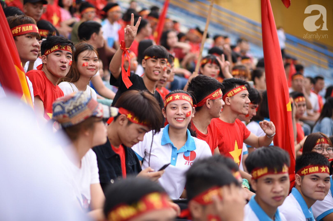 olympic viet nam thua han quoc hang nghin nguoi van do ve ho guom di bao trong tu hao