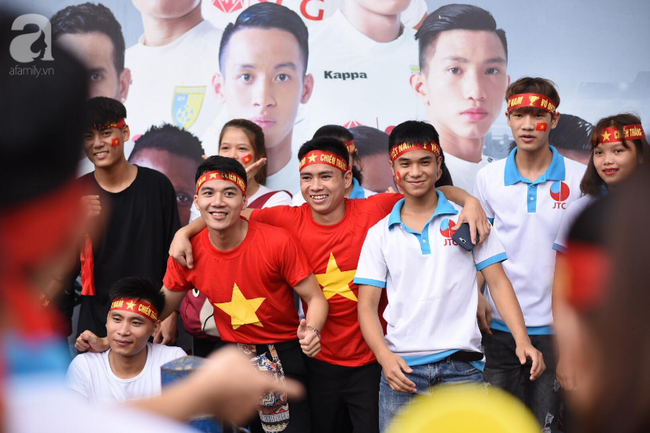 olympic viet nam thua han quoc hang nghin nguoi van do ve ho guom di bao trong tu hao