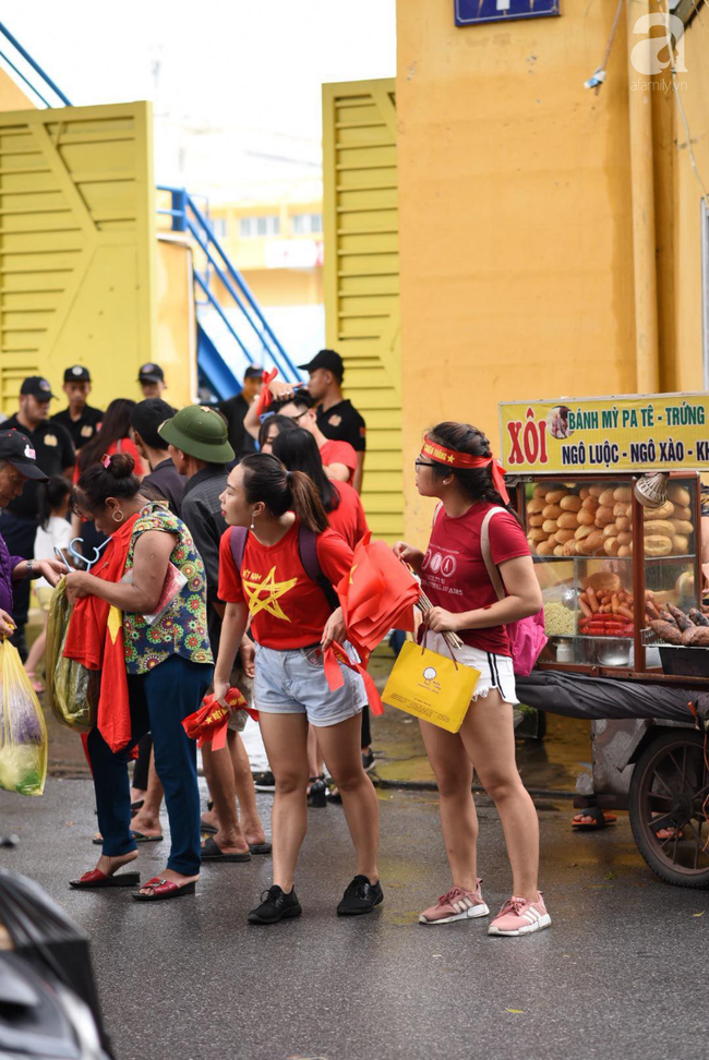 olympic viet nam thua han quoc hang nghin nguoi van do ve ho guom di bao trong tu hao