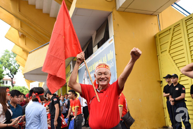 olympic viet nam thua han quoc hang nghin nguoi van do ve ho guom di bao trong tu hao