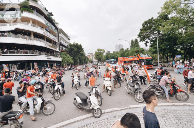 olympic viet nam thua han quoc hang nghin nguoi van do ve ho guom di bao trong tu hao
