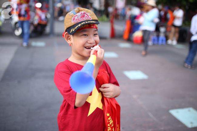 olympic viet nam thua han quoc hang nghin nguoi van do ve ho guom di bao trong tu hao