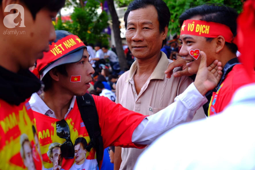 olympic viet nam thua han quoc hang nghin nguoi van do ve ho guom di bao trong tu hao