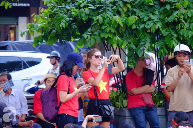 olympic viet nam thua han quoc hang nghin nguoi van do ve ho guom di bao trong tu hao