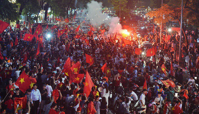 co dong vien viet nam nan lai thu don rac tren khan dai sau tran ban ket asiad 2018 o indonesia