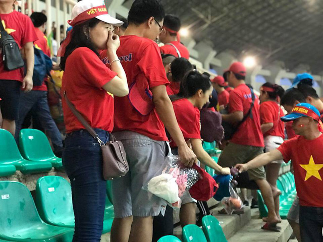co dong vien viet nam nan lai thu don rac tren khan dai sau tran ban ket asiad 2018 o indonesia