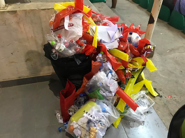 co dong vien viet nam nan lai thu don rac tren khan dai sau tran ban ket asiad 2018 o indonesia