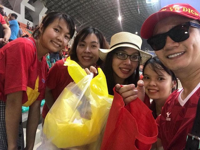co dong vien viet nam nan lai thu don rac tren khan dai sau tran ban ket asiad 2018 o indonesia