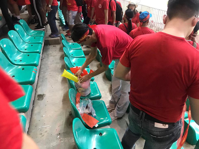 co dong vien viet nam nan lai thu don rac tren khan dai sau tran ban ket asiad 2018 o indonesia