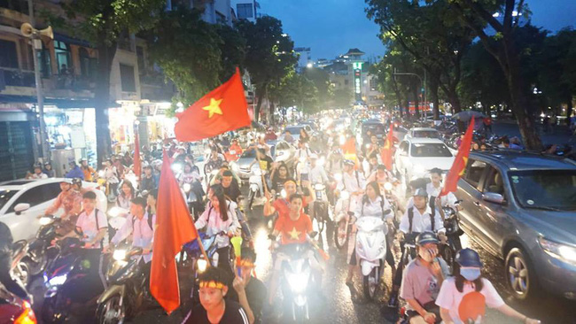 vietnam airlines tang chuyen bay phuc vu nguoi ham mo sang co dong doi tuyen olympic viet nam tranh huy chuong dong