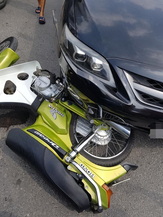 vu tai xe o to gio the do sau va cham giao thong thanh nien cam dieu cay bat ngo to nguoc tai xe