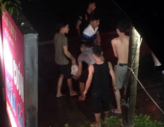 loi khai cua hung thu vu thanh nien bi dam chet vi sam so vo nguoi khac anh ta dung day dung tay phai giat day ao nguc cua vo toi