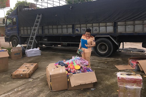 thanh hoa bat giu xe tai cho gan 1300 do choi tre em khong giay to hop le