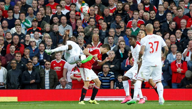 blind herrera va martial toa sang giup mu de bep liverpool