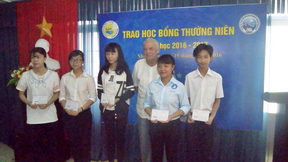 les amis de nha trang trao hoc bong nam hoc 2016 2017